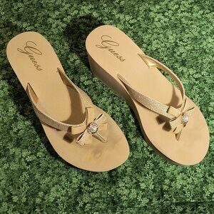Guess Demmey Wedge Platform Thong Sandals Pearl Bow Detail Size 8-9 Tan & Gold